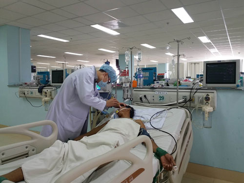 Ông Chau Soc Phol đang được các bác sĩ bệnh viện Bà Rịa kiểm tra tình trạng sức khoẻ