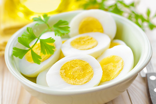 không nên hâm nóng  để lại trong lò vi sóng