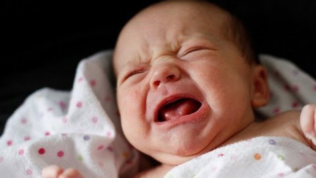  Bé sơ sinh vặn mình và hay giật mình được cho là thiếu canxi. 