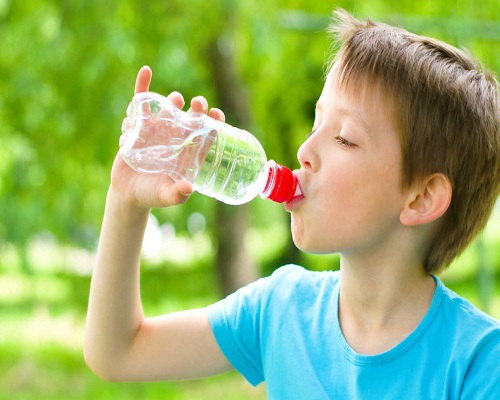đảm bảo trẻ uống đủ nước mỗi ngày